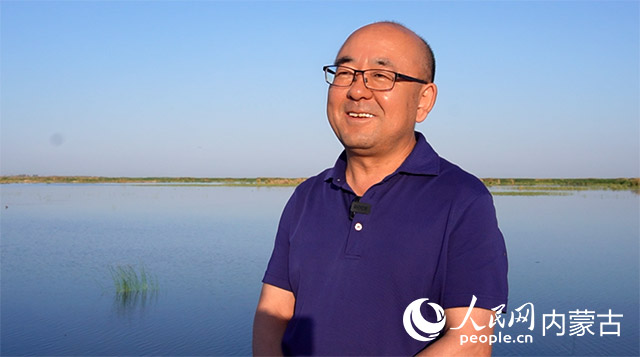 巴彦淖尔市乌梁素海湿地水禽自然保护区管理局局长陈峰接受人民网记者采访。 人民网 寇雅楠摄