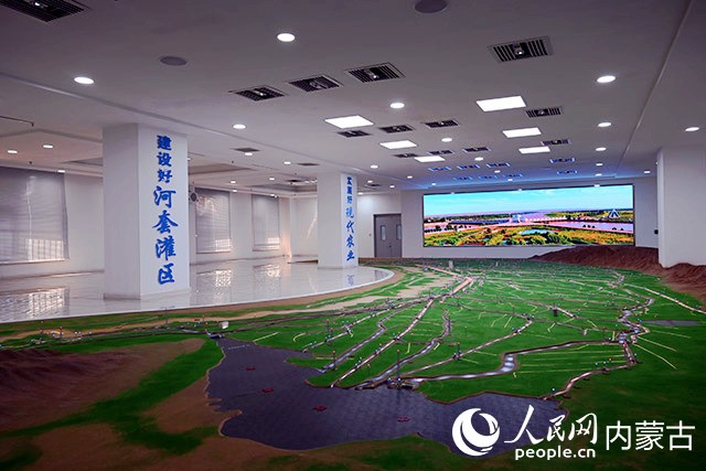 河套灌区水量信息化监测中心内展示的河套灌区全域。人民网 刘艺琳摄